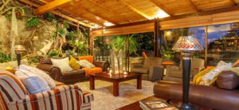 What better way to relax after a round ofgolf than to enjoy a chat and sundowner in the lounge...